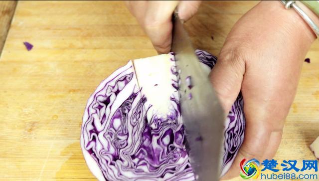 凉拌紫甘蓝的家常做法，清脆爽口不变色，比外面卖的还好吃