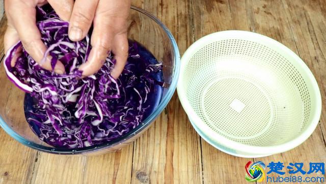 凉拌紫甘蓝的家常做法，清脆爽口不变色，比外面卖的还好吃