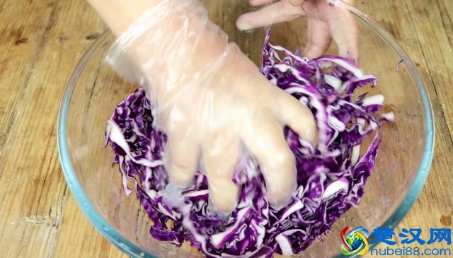 凉拌紫甘蓝的家常做法，清脆爽口不变色，比外面卖的还好吃