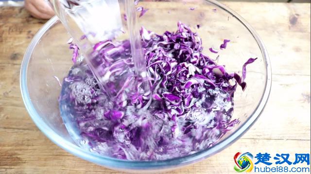 凉拌紫甘蓝的家常做法，清脆爽口不变色，比外面卖的还好吃