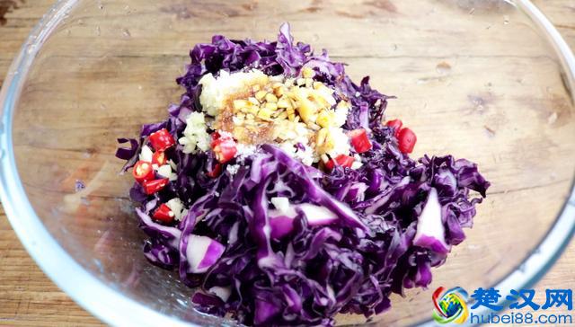 凉拌紫甘蓝的家常做法，清脆爽口不变色，比外面卖的还好吃
