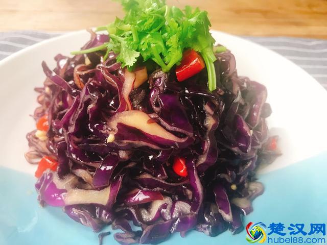 凉拌紫甘蓝的家常做法，清脆爽口不变色，比外面卖的还好吃