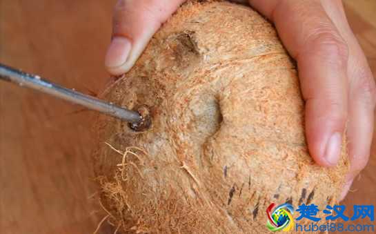 椰子怎么打开?教你几个小诀窍,不用打开椰子就可以喝到果汁