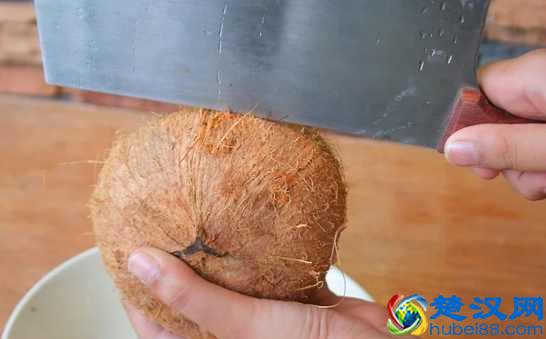 椰子怎么打开?教你几个小诀窍,不用打开椰子就可以喝到果汁