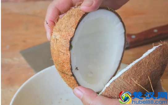 椰子怎么打开?教你几个小诀窍,不用打开椰子就可以喝到果汁