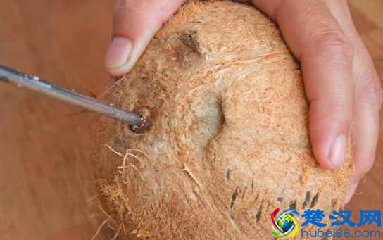 椰子怎么打开?教你几个小诀窍,不用打开椰子就可以喝到果汁