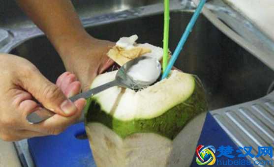 椰子怎么打开?教你几个小诀窍,不用打开椰子就可以喝到果汁