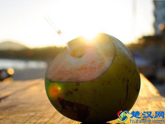 椰子怎么打开?教你几个小诀窍,不用打开椰子就可以喝到果汁