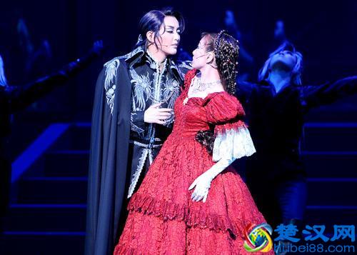 宝冢歌剧院，全日本男人的情敌，居然是比男子更英俊的女演员？