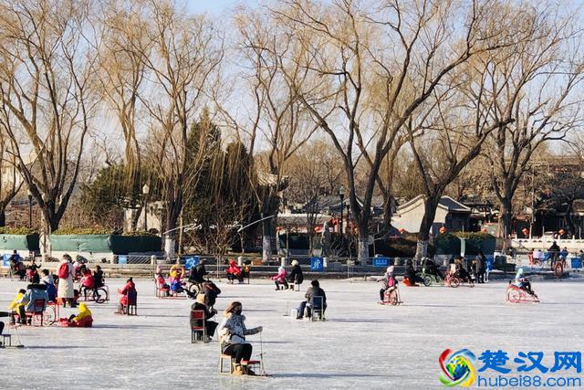 实拍北京什刹海冰场，环境简陋，门票却要80元，游客直呼：太贵！