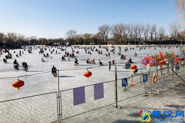 实拍北京什刹海冰场，环境简陋，门票却要80元，游客直呼：太贵！