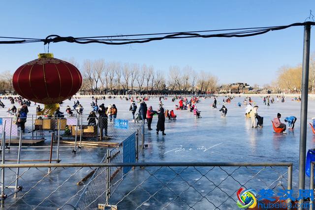 实拍北京什刹海冰场，环境简陋，门票却要80元，游客直呼：太贵！