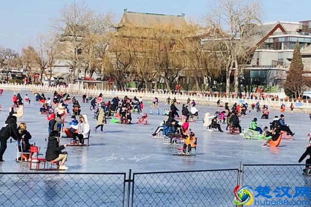 实拍北京什刹海冰场，环境简陋，门票却要80元，游客直呼：太贵！