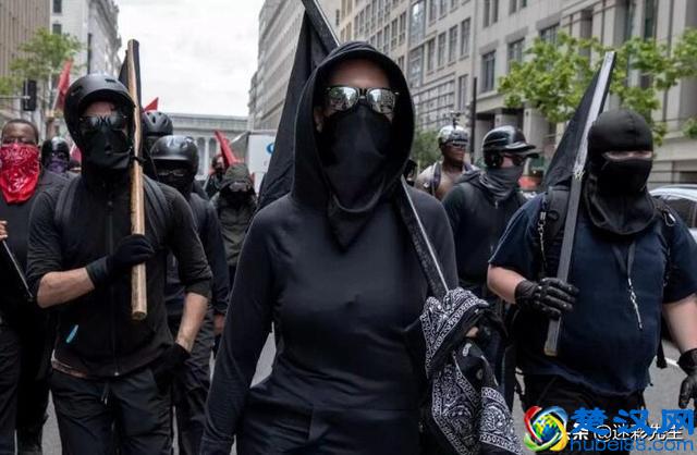 示威升级为暴力！美国警方暴力逮捕黑衣人，俄专家：白宫双重标准