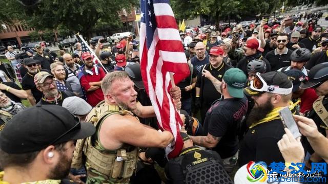 示威升级为暴力！美国警方暴力逮捕黑衣人，俄专家：白宫双重标准