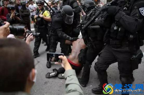 示威升级为暴力！美国警方暴力逮捕黑衣人，俄专家：白宫双重标准