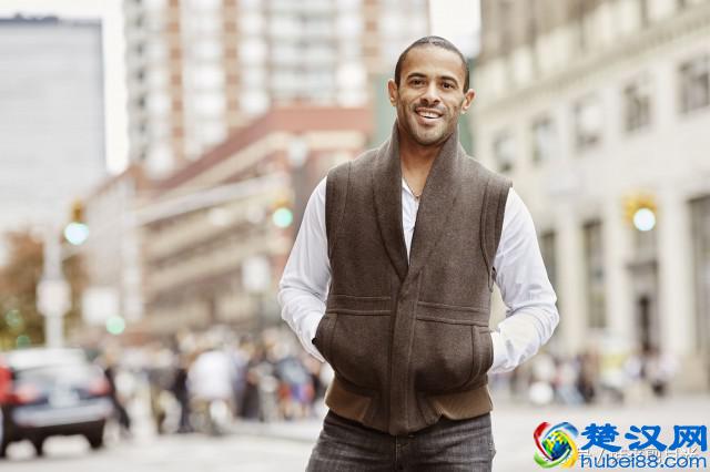 皮肤比较黑的男生穿什么衣服 给你推荐这些