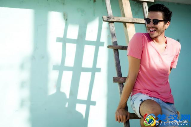 皮肤比较黑的男生穿什么衣服 给你推荐这些