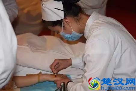 胃病到了什么程度要做胃镜，无痛胃镜，我能做吗？