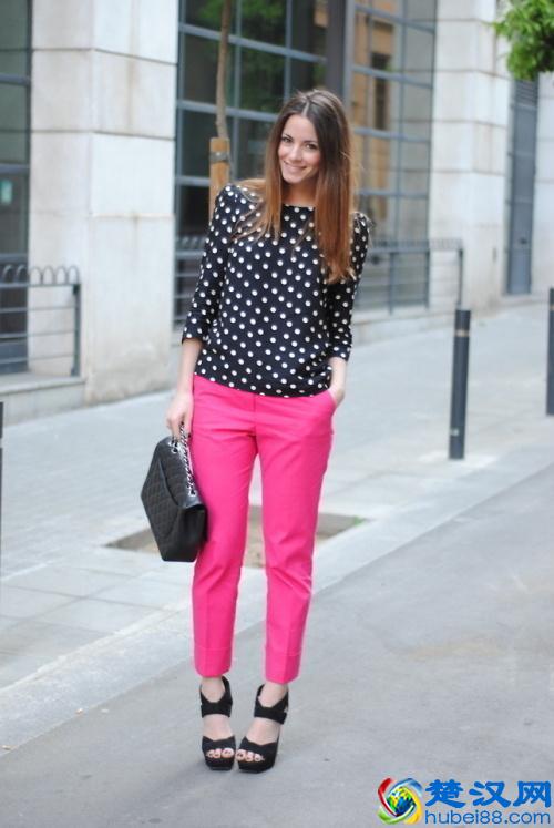 这么亮眼的玫红色,配什么颜色的衣服好看呢