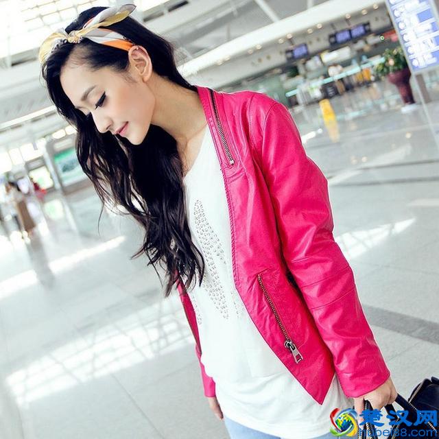 这么亮眼的玫红色,配什么颜色的衣服好看呢