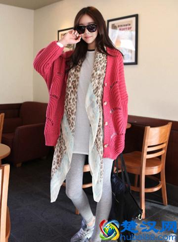 这么亮眼的玫红色,配什么颜色的衣服好看呢