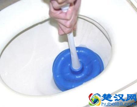 家里马桶堵塞了怎么办？学会这些不花一分钱，马上畅通无阻