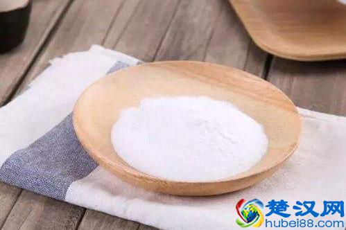 抽烟喝酒牙齿发黄洗牙也没用？刷牙时用点粉末，黄牙很快就变白牙