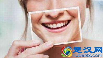 抽烟喝酒牙齿发黄洗牙也没用？刷牙时用点粉末，黄牙很快就变白牙