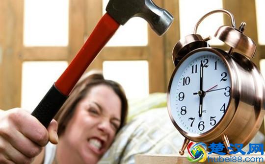 脸上长这种小疙瘩可能是闭口粉刺 简单几招帮你轻松祛除