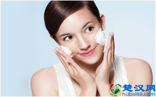 脸上长这种小疙瘩可能是闭口粉刺 简单几招帮你轻松祛除