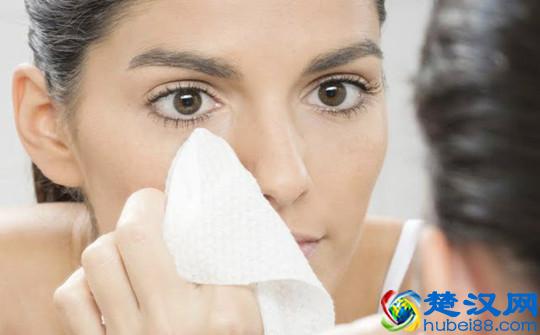 脸上长这种小疙瘩可能是闭口粉刺 简单几招帮你轻松祛除