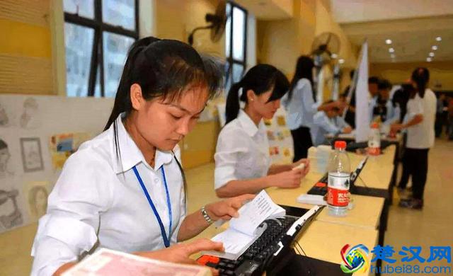 2019高考：女生学什么专业好？这4大专业最受欢迎！学姐：待遇好