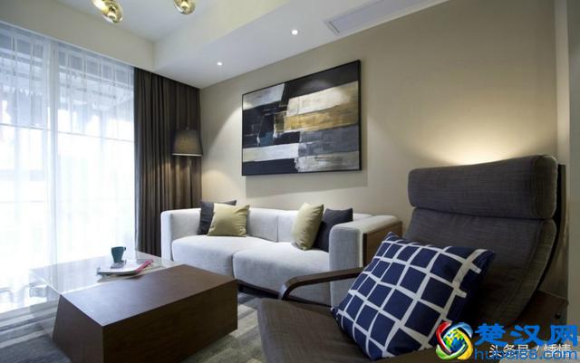 整个家充满咖啡色调，生活在这里很温馨