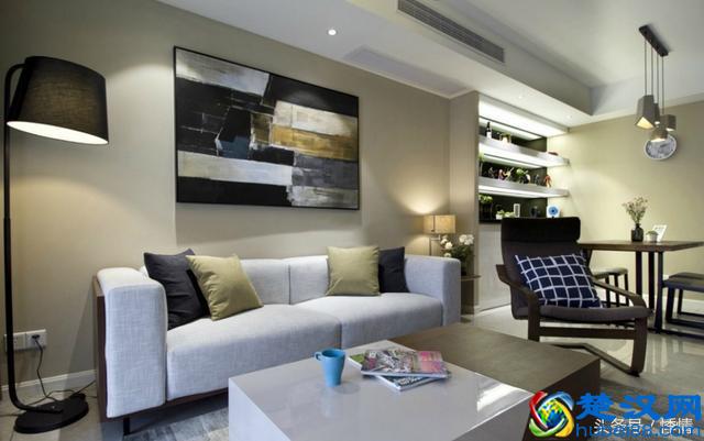 整个家充满咖啡色调，生活在这里很温馨