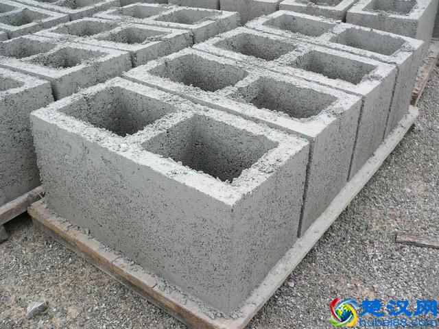 老家建个房，用多孔砖好还是空心砖好？多亏师傅提醒，差点弄错了