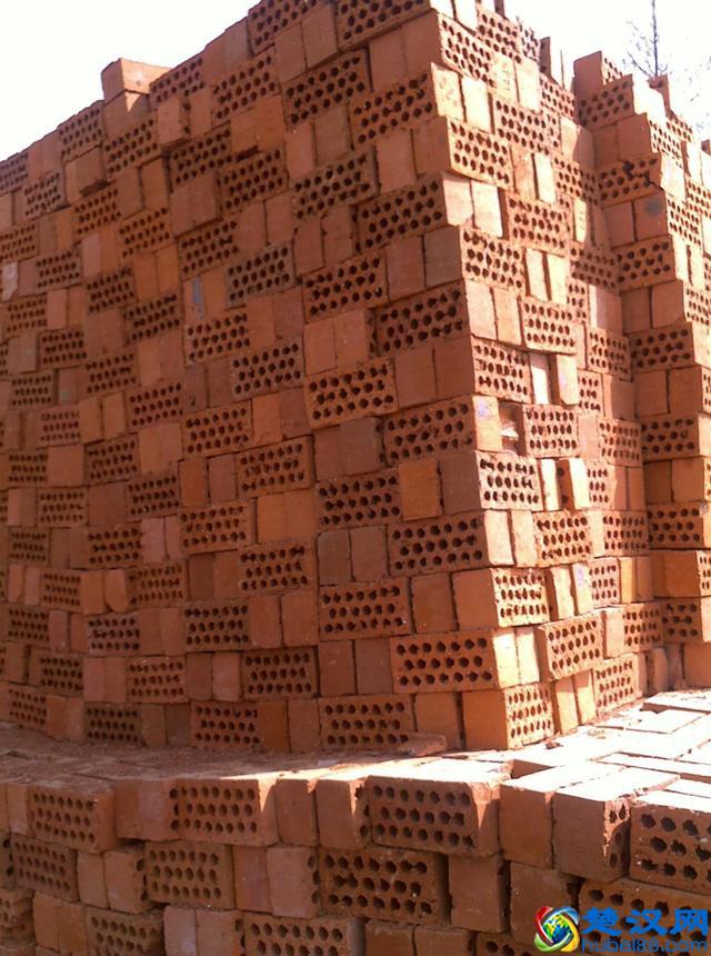 老家建个房，用多孔砖好还是空心砖好？多亏师傅提醒，差点弄错了