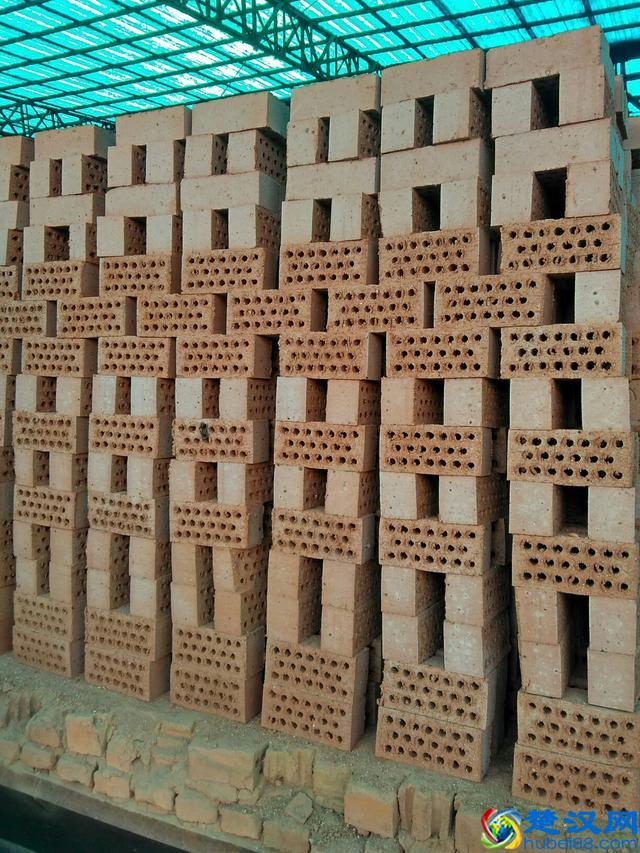 老家建个房，用多孔砖好还是空心砖好？多亏师傅提醒，差点弄错了