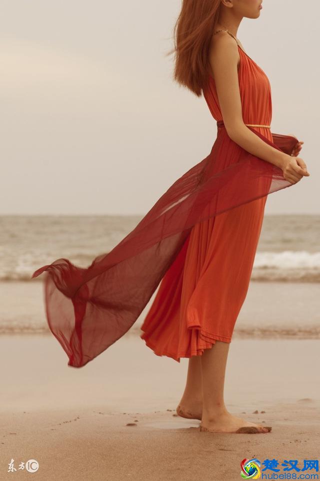 相亲穿什么？大原则是，穿那些让你看上去更像个女人的衣服