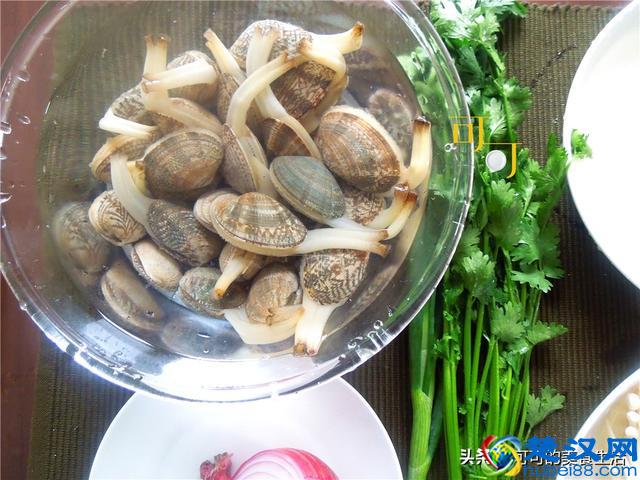 夏天再热，有这一碗花甲粉就够了，除了花蛤我更爱吃金针菇和粉丝