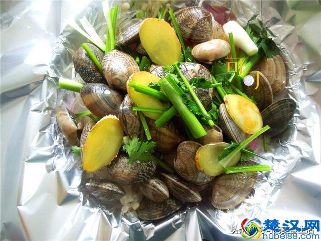 夏天再热，有这一碗花甲粉就够了，除了花蛤我更爱吃金针菇和粉丝