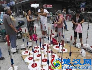 摆地摊过年前后卖什么产品好赚钱？地摊女神毛毛告诉你