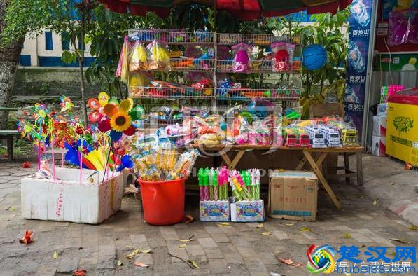 摆地摊过年前后卖什么产品好赚钱？地摊女神毛毛告诉你