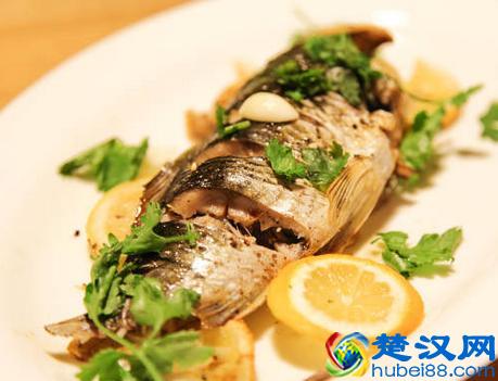 原来烤鱼做法如此简单，口感好成本低，外焦里嫩，比烤鱼店的好吃