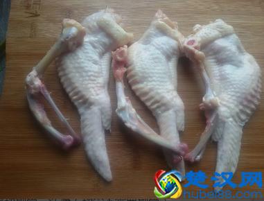 烤鸡翅、红烧鸡翅都吃腻了，尝试做下鸡翅包饭