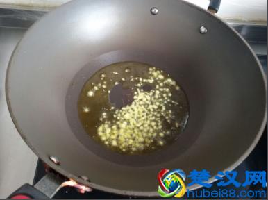 烤鸡翅、红烧鸡翅都吃腻了，尝试做下鸡翅包饭