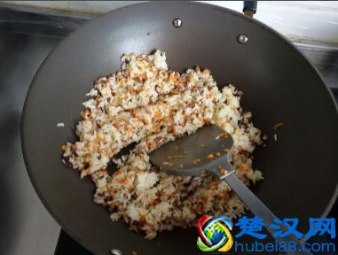 烤鸡翅、红烧鸡翅都吃腻了，尝试做下鸡翅包饭