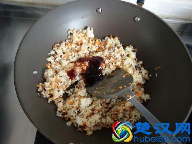 烤鸡翅、红烧鸡翅都吃腻了，尝试做下鸡翅包饭