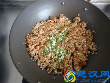 烤鸡翅、红烧鸡翅都吃腻了，尝试做下鸡翅包饭