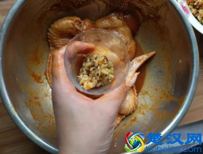 烤鸡翅、红烧鸡翅都吃腻了，尝试做下鸡翅包饭